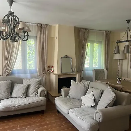 Family In Upper Floor * Νικήτη
