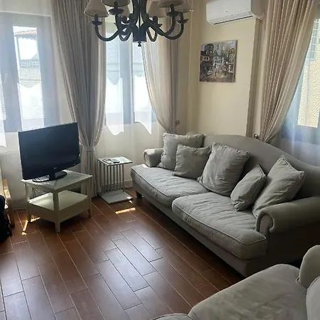 Family In Upper Floor Appartement *